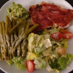 Poulet mit Rohschinken Spargeln und Salat