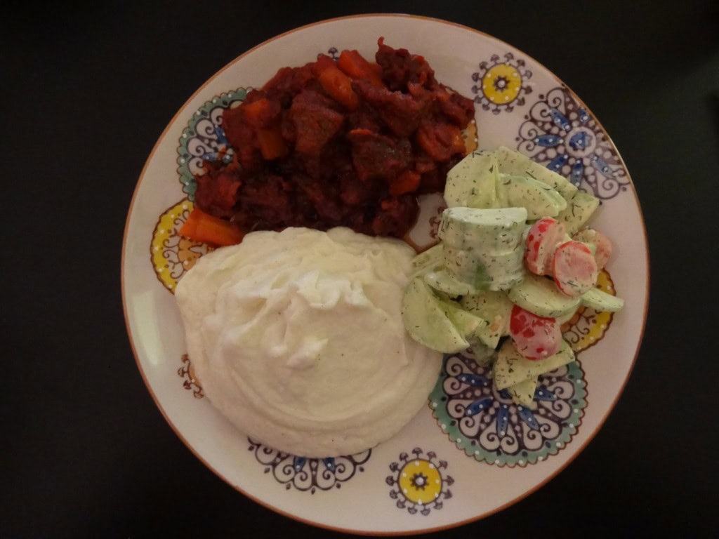 Hirschgulasch mit Blumenkohlpüree und Gurkensalat