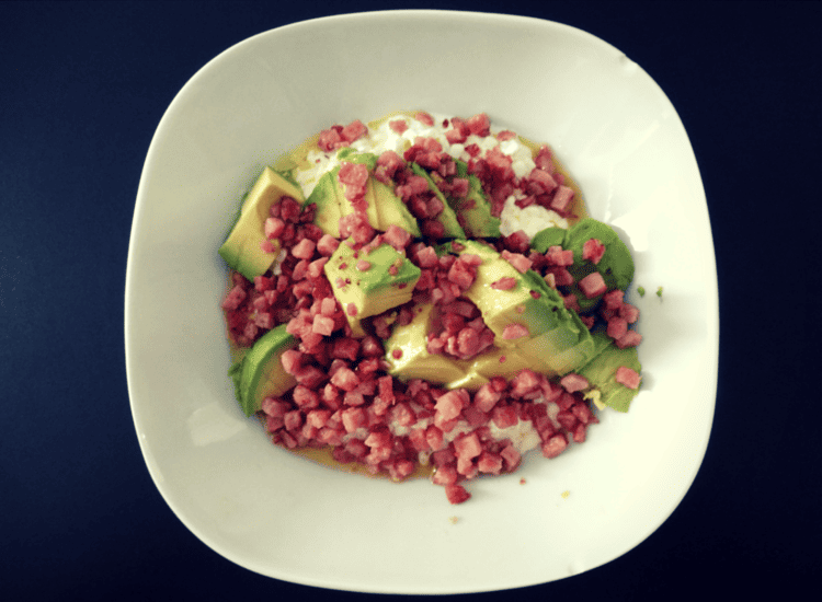 Hüttenkäse mit Schinkenwürfeln und Avocado