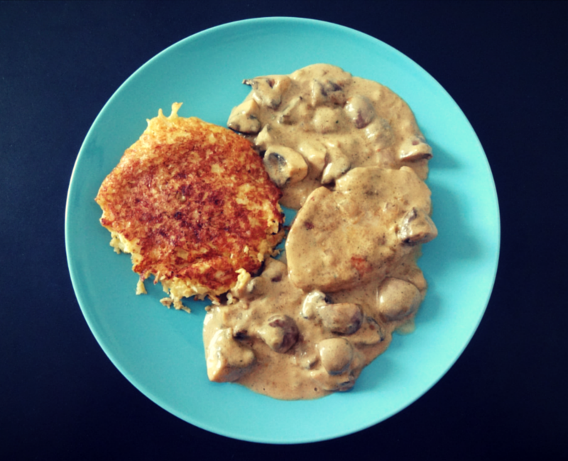 Trutenschnitzel an Pilzrahmsauce mit Blumenkohl-Röstini | Low Carb Blog
