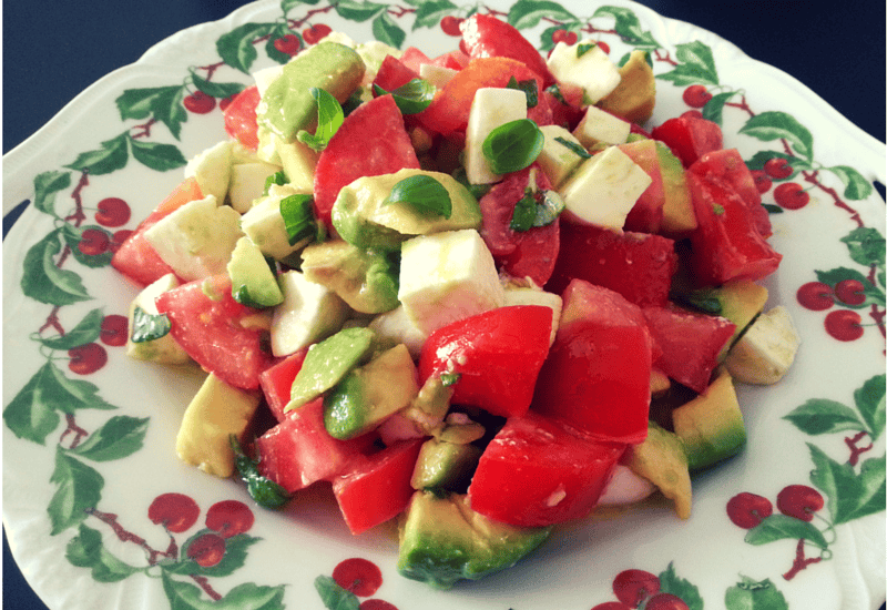 Tomaten-Mozzarella-Avocado-Salat