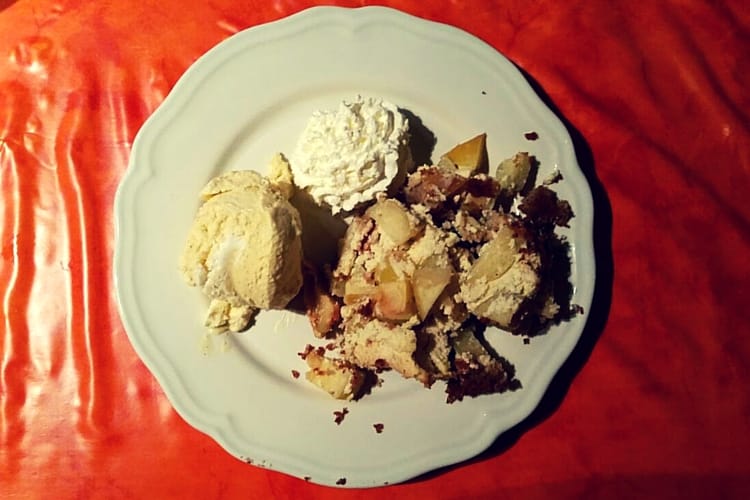 Cremiges Vanilleeis mit Apfel-Quark-Kuchen