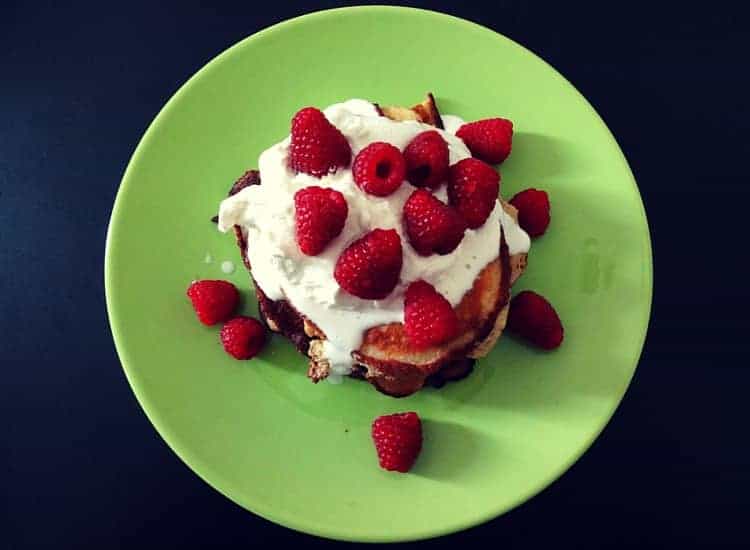 Low Carb Pancakes mit Schlagsahne und Himbeeren