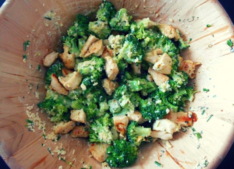 Lauwarmer Brokkoli-Poulet-Salat mit Gruyere-min