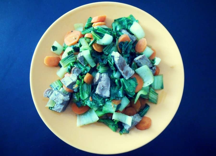 Nackensteakstreifen mit Pak Choi und Karotten-min