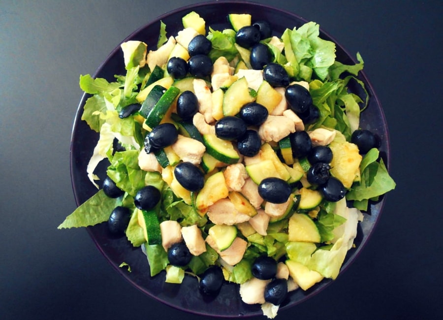 Lauwarmer Zucchini-Poulet-Salat mit Oliven-min
