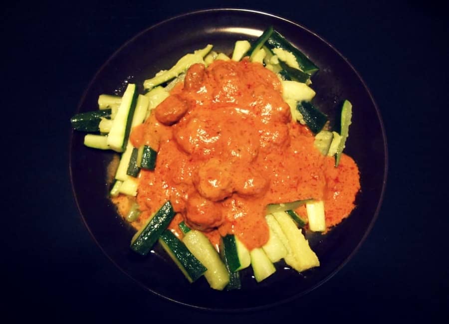 Hackfleischbällchen an Tomaten-Sahne-Sauce auf Zucchinistäbchen